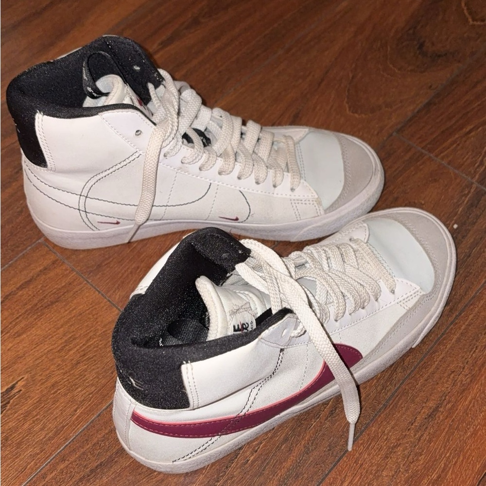 Nike White and Red Sneakers Modern Athletic Design